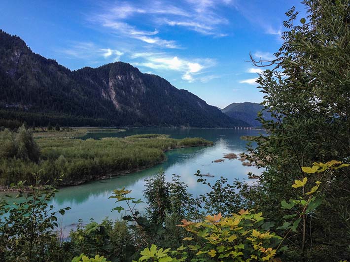 Foto einer Bergkette mit einem Bergsee.