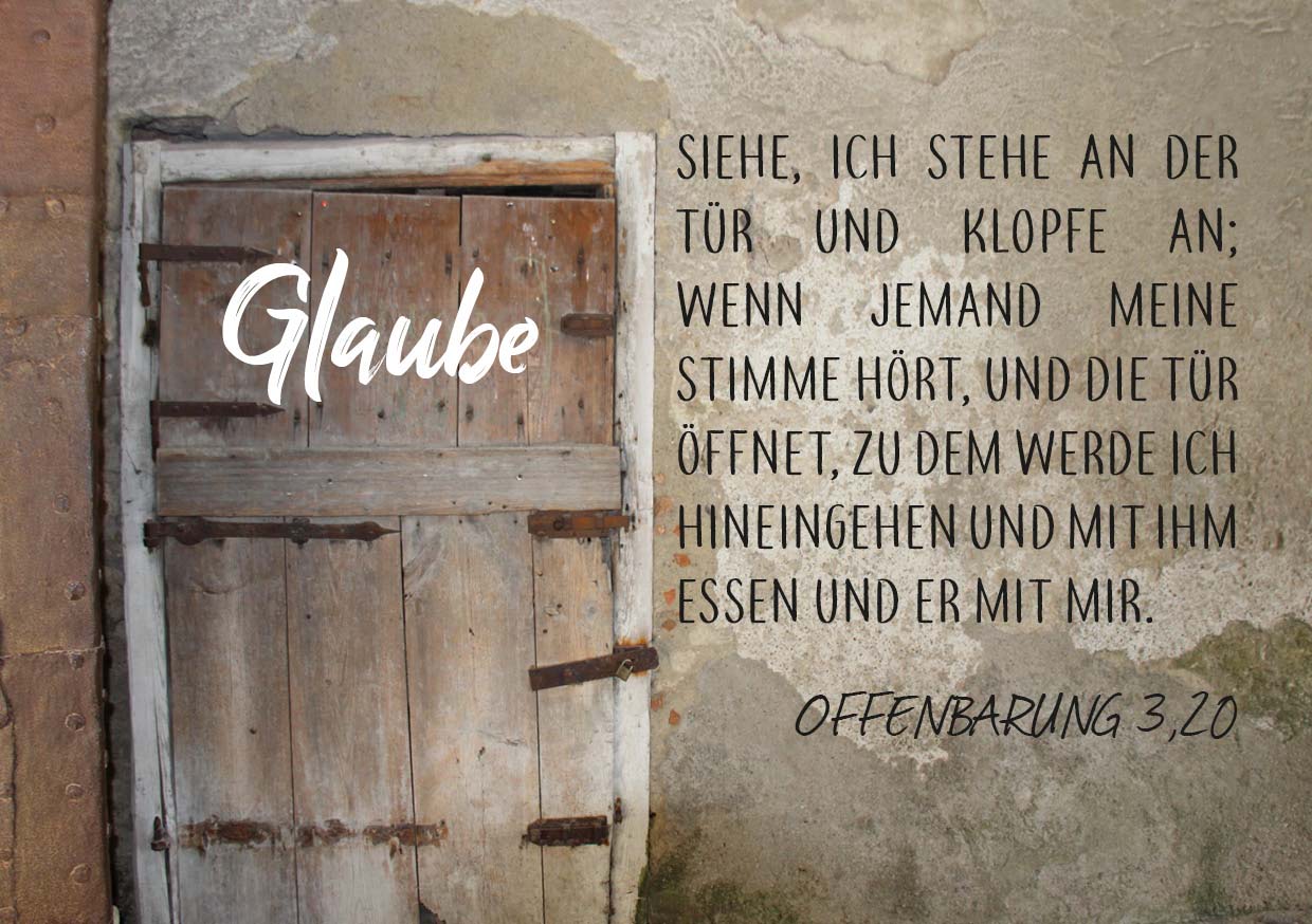 Foto einer alten Holztür mit rostigen Beschlägen. Text über dem Bild der Schriftzug: "Glaube" und der Bibelvers Offenbarung 3 Vers 20: "Siehe, ich stehe an der Tür und klopfe an; wenn jemand meine Stimme hört, und die Tür öffnet, zu dem werde ich hineingehen und mit ihm essen und er mit mir."