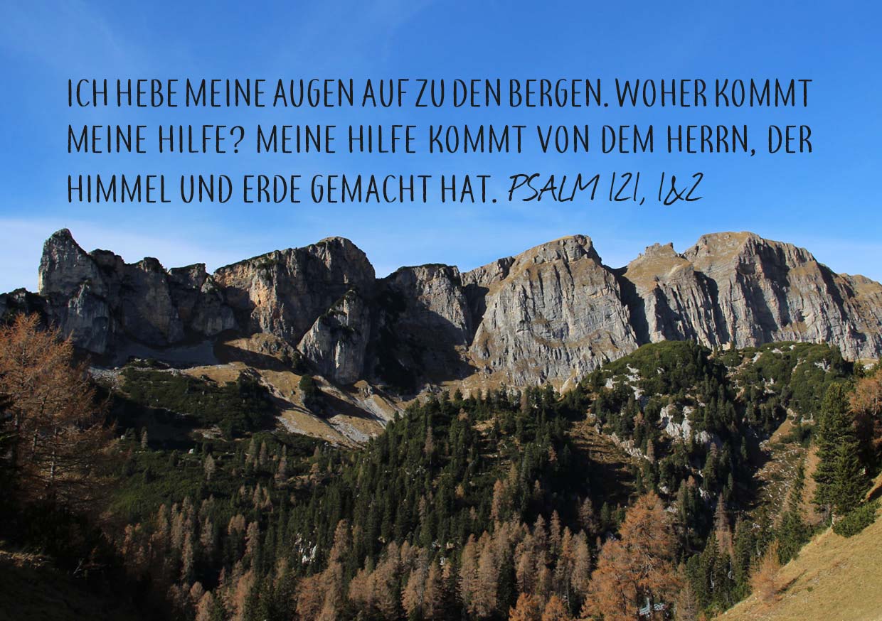 Foto einer Bergkette und blauem Himmel. Als Text über dem Foto der Bibelvers Psalm 121, 1 und 2: "Ich hebe meine Augen auf zu den Bergen. Woher kommt meine Hilfe? Meine Hilfe kommt von dem Herrn, der Himmel und Erde gemacht hat."