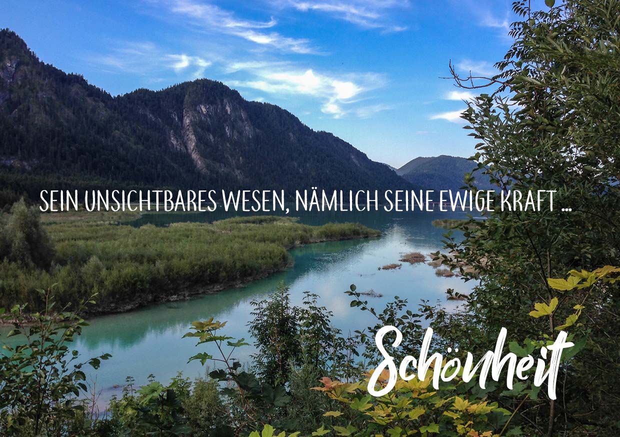 Foto einer Bergkette mit einem Bergsee. In der Mitte der Bibelvers: "sein unsichtbares Wesen, nämlich seine ewige Kraft..." Rechts unten der Schriftzug: "Schönheit."